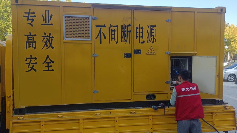 华安柴油发电机组和UPS电源配合使用时，如何避免切换过程中的电力中断？